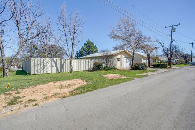 422 N 3rd Street, Jacksboro, TX 76458