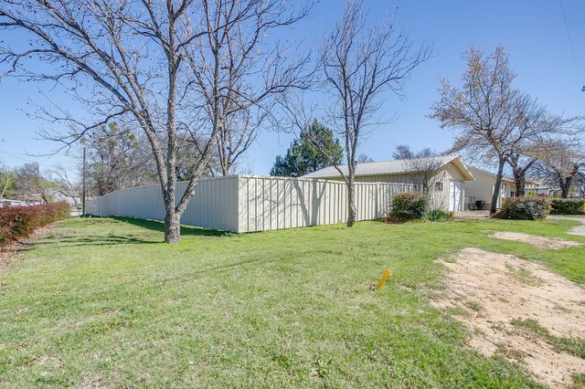 422 N 3rd Street, Jacksboro, TX 76458