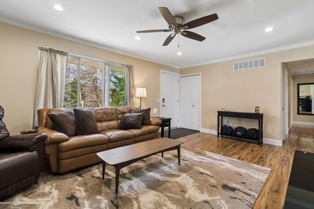 8360 Rosecrest Court, Shelby Twp, MI 48316