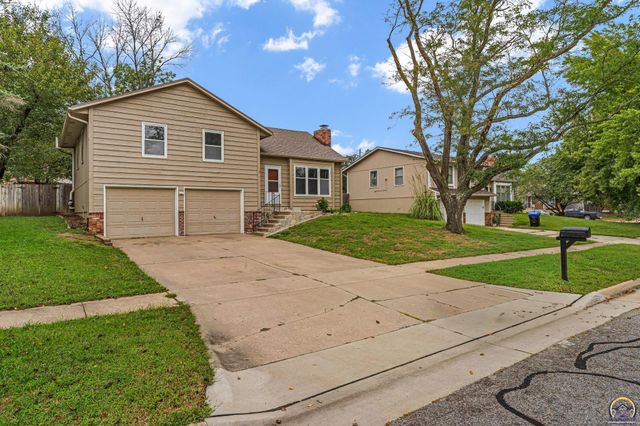 3537 SW Woodvalley PL, Topeka, KS 66614