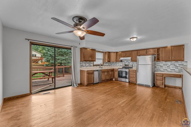 3537 SW Woodvalley PL, Topeka, KS 66614