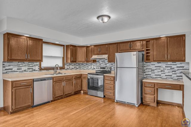 3537 SW Woodvalley PL, Topeka, KS 66614