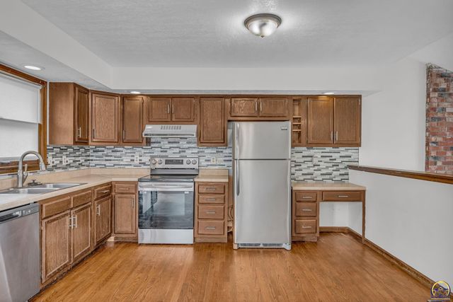 3537 SW Woodvalley PL, Topeka, KS 66614