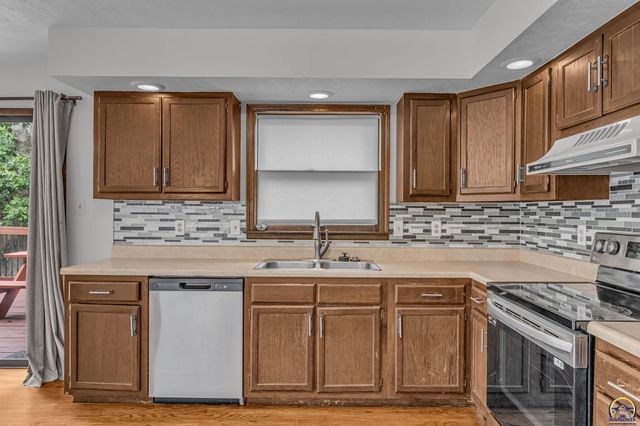 3537 SW Woodvalley PL, Topeka, KS 66614
