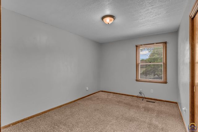 3537 SW Woodvalley PL, Topeka, KS 66614