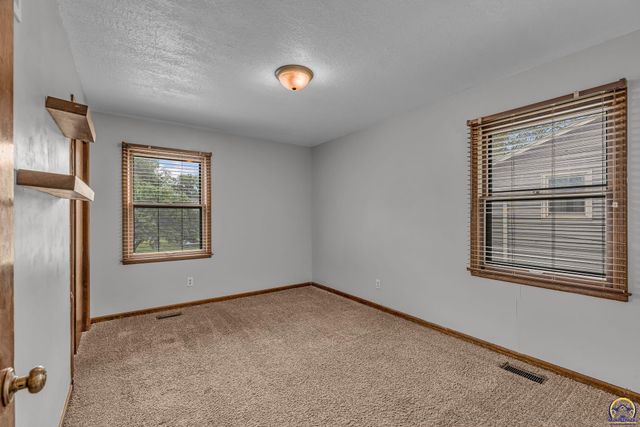 3537 SW Woodvalley PL, Topeka, KS 66614