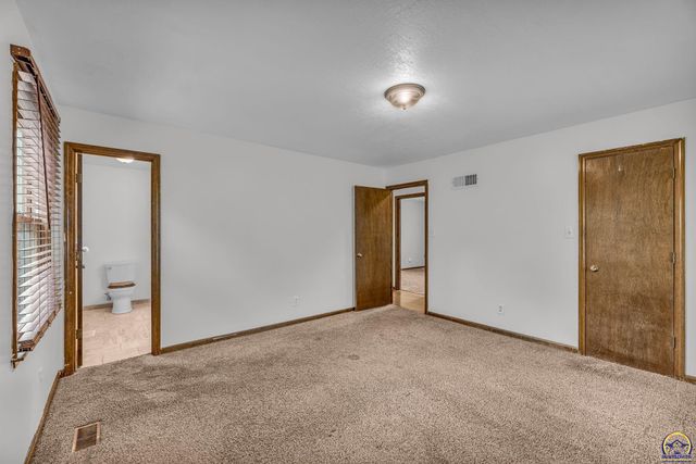3537 SW Woodvalley PL, Topeka, KS 66614