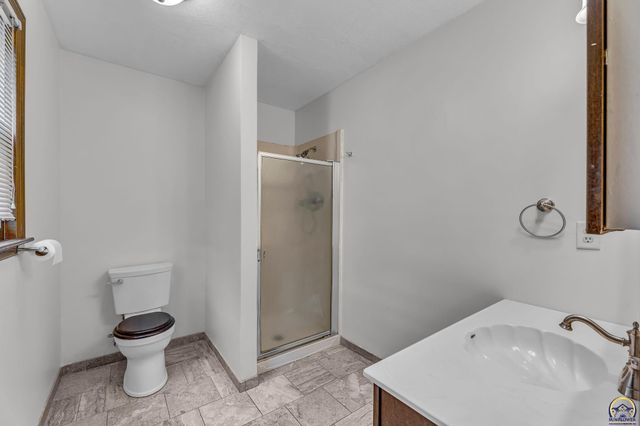 3537 SW Woodvalley PL, Topeka, KS 66614