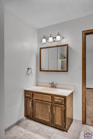 3537 SW Woodvalley PL, Topeka, KS 66614