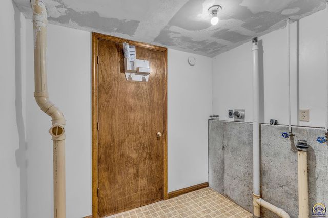 3537 SW Woodvalley PL, Topeka, KS 66614