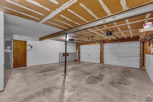 3537 SW Woodvalley PL, Topeka, KS 66614