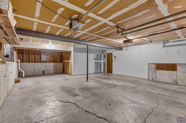 3537 SW Woodvalley PL, Topeka, KS 66614