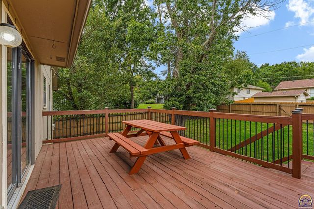 3537 SW Woodvalley PL, Topeka, KS 66614