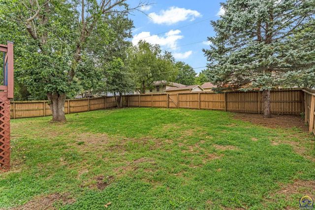 3537 SW Woodvalley PL, Topeka, KS 66614