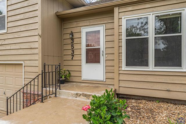 3537 SW Woodvalley PL, Topeka, KS 66614