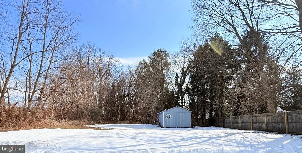 396 LINDEN ST, Moorestown, NJ 08057