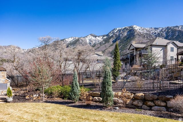 10847 S HIDDENWOOD DR, Sandy, UT 84092