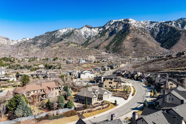 10847 S HIDDENWOOD DR, Sandy, UT 84092