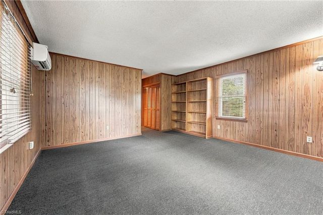 819 Carolina Avenue, Thomasville, NC 27360