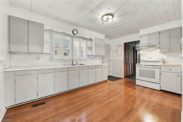 819 Carolina Avenue, Thomasville, NC 27360