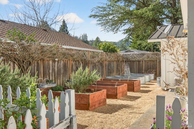 2543 Pinot Way, St. Helena, CA 94574