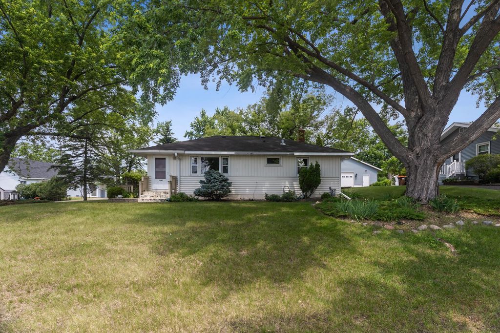 1247 Lealand Road E, Maplewood, MN 55109