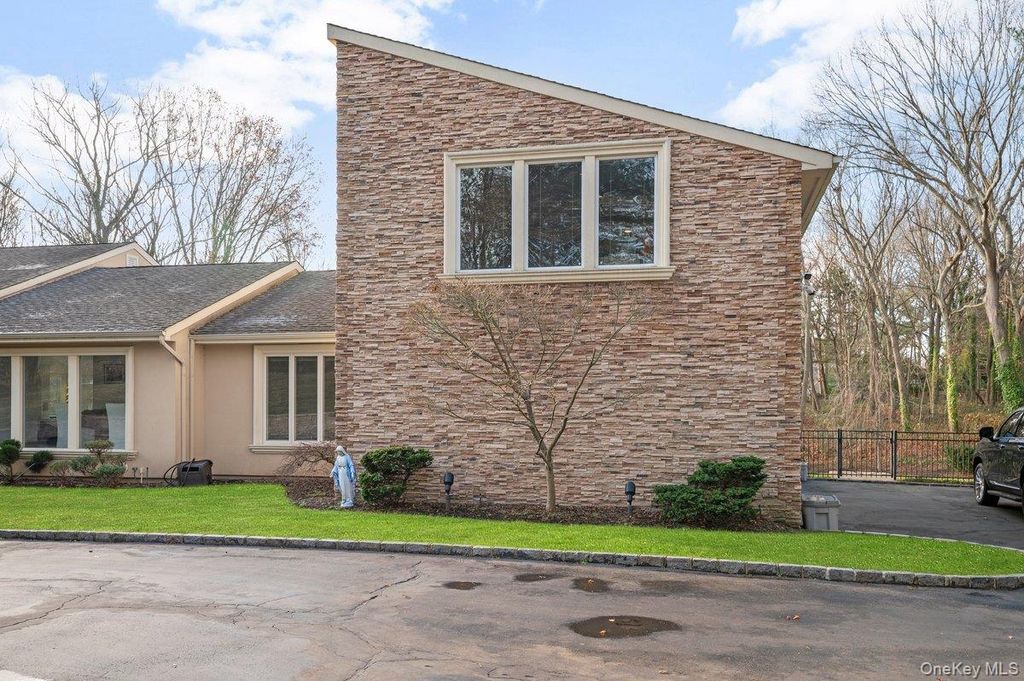 90 Rodeo Drive, Oyster Bay Cove, NY 11791