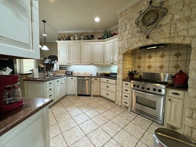 515 Southcreek Drive, Chandler, TX 75758