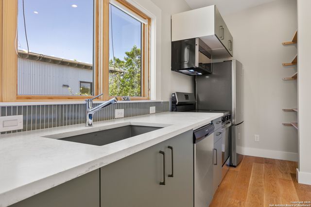 1103 S Cherry, San Antonio, TX 78210
