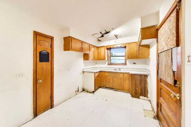 5160 W Sunnyside Avenue, Chicago, IL 60630