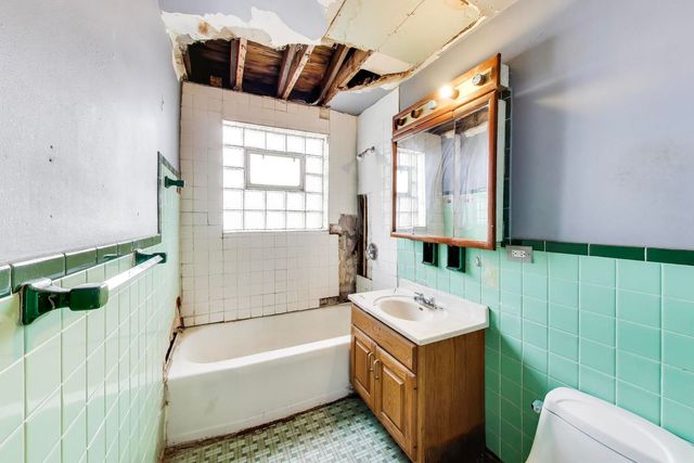 5160 W Sunnyside Avenue, Chicago, IL 60630