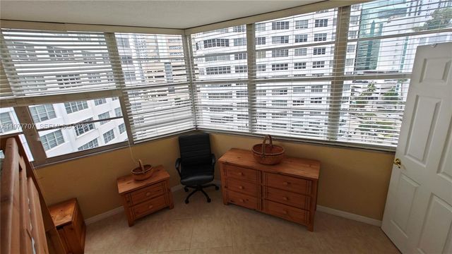 825 Brickell Bay Dr 841, Miami, FL 33131