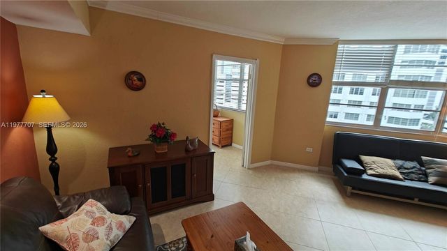 825 Brickell Bay Dr 841, Miami, FL 33131