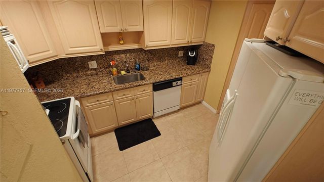 825 Brickell Bay Dr 841, Miami, FL 33131