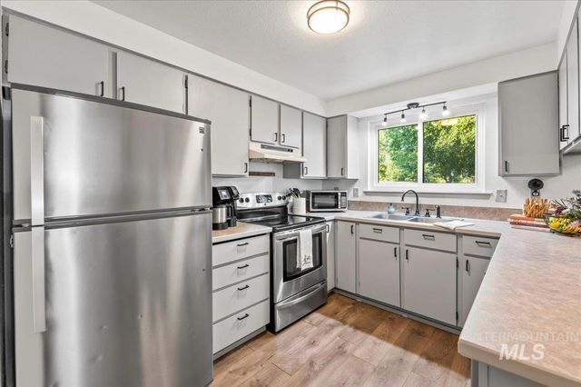 830 S Haskett St, Mountain Home, ID 83647