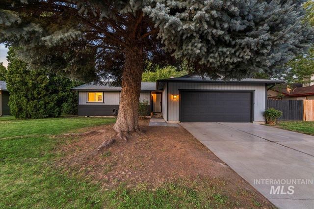 830 S Haskett St, Mountain Home, ID 83647