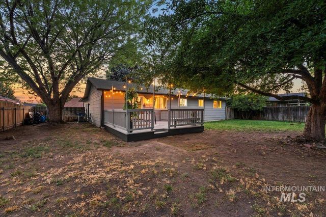 830 S Haskett St, Mountain Home, ID 83647
