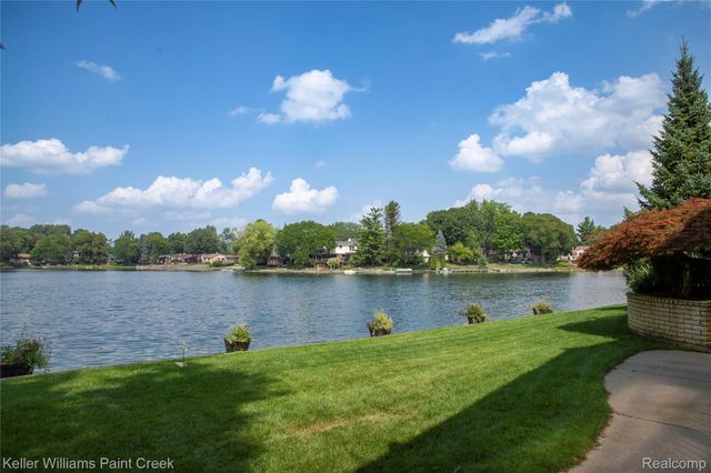 1839 Smallbrook Drive, Troy, MI 48085