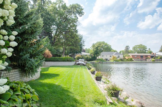 1839 Smallbrook Drive, Troy, MI 48085