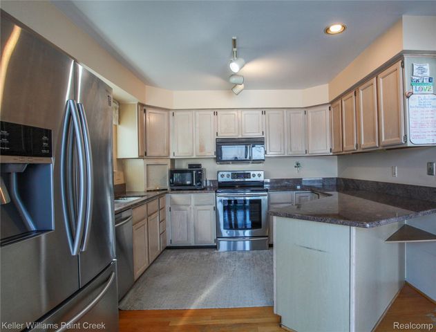 1839 Smallbrook Drive, Troy, MI 48085