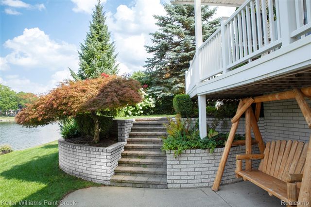 1839 Smallbrook Drive, Troy, MI 48085