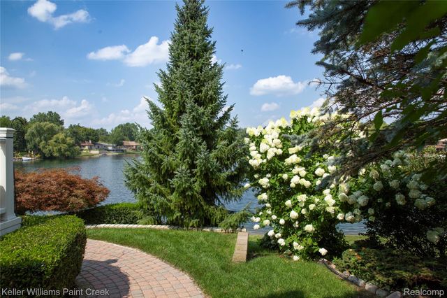 1839 Smallbrook Drive, Troy, MI 48085