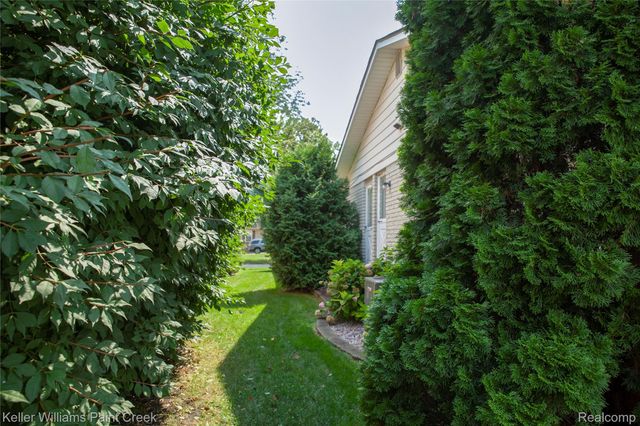 1839 Smallbrook Drive, Troy, MI 48085