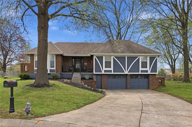 1008 SW Hiawatha Drive, Blue Springs, MO 64015