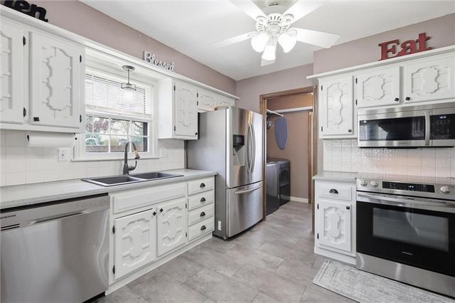 1008 SW Hiawatha Drive, Blue Springs, MO 64015