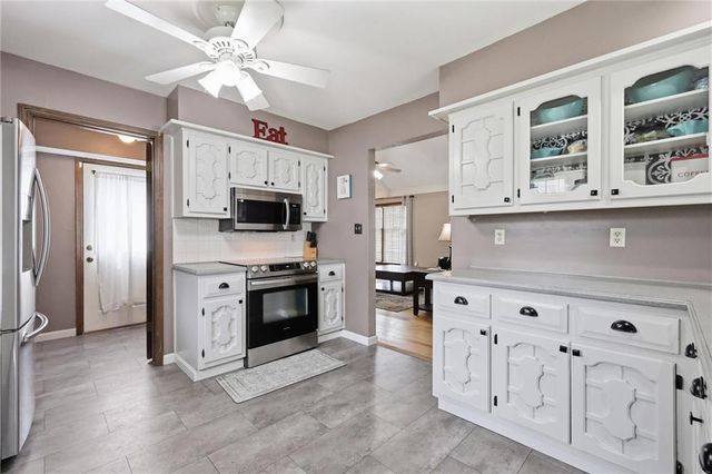 1008 SW Hiawatha Drive, Blue Springs, MO 64015