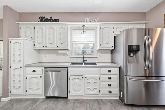 1008 SW Hiawatha Drive, Blue Springs, MO 64015