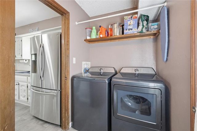 1008 SW Hiawatha Drive, Blue Springs, MO 64015