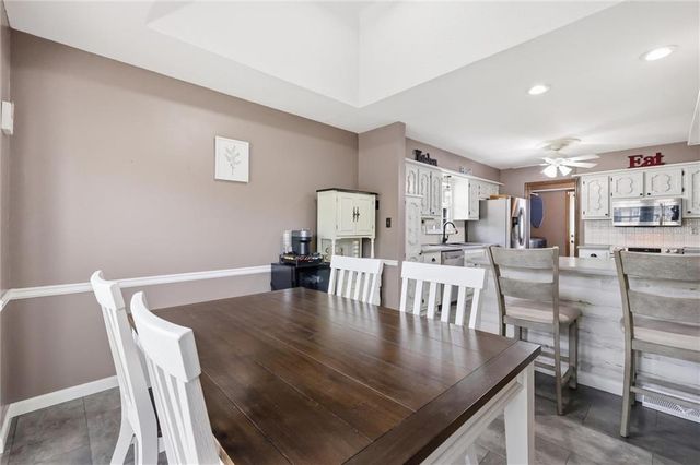 1008 SW Hiawatha Drive, Blue Springs, MO 64015