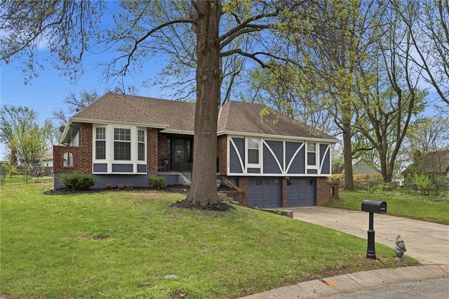 1008 SW Hiawatha Drive, Blue Springs, MO 64015